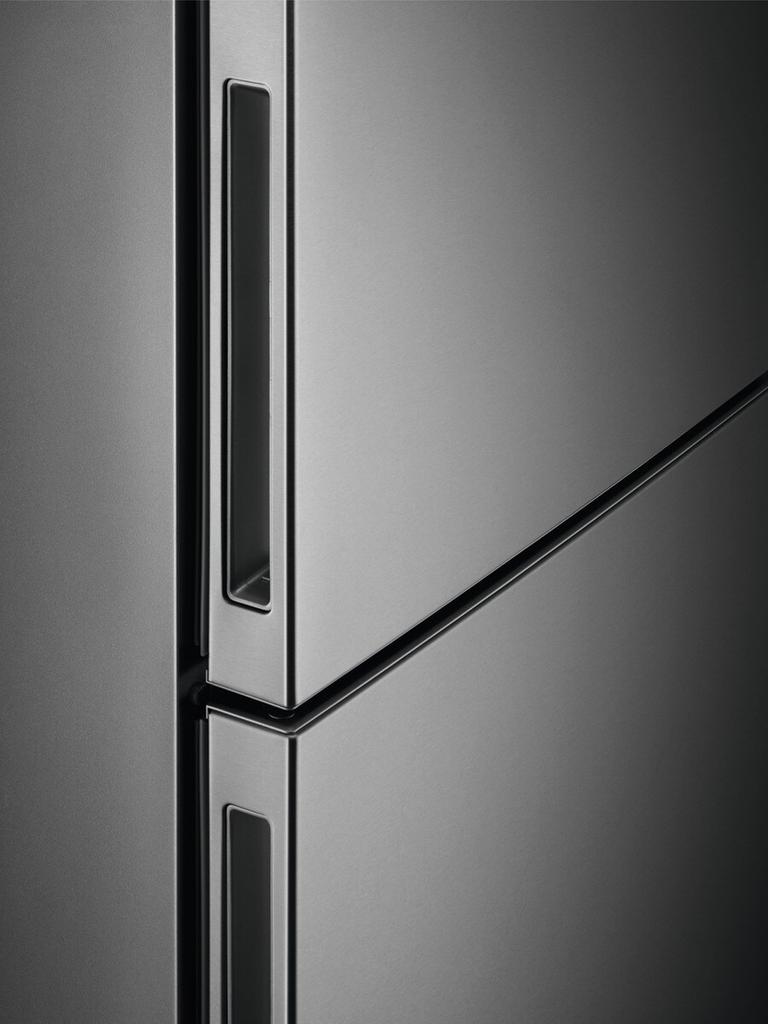 Fridge ELECTROLUX LNC7ME32X3